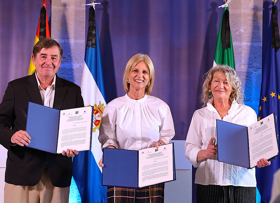 La alcaldesa firma el convenio con el Instituto Cervantes