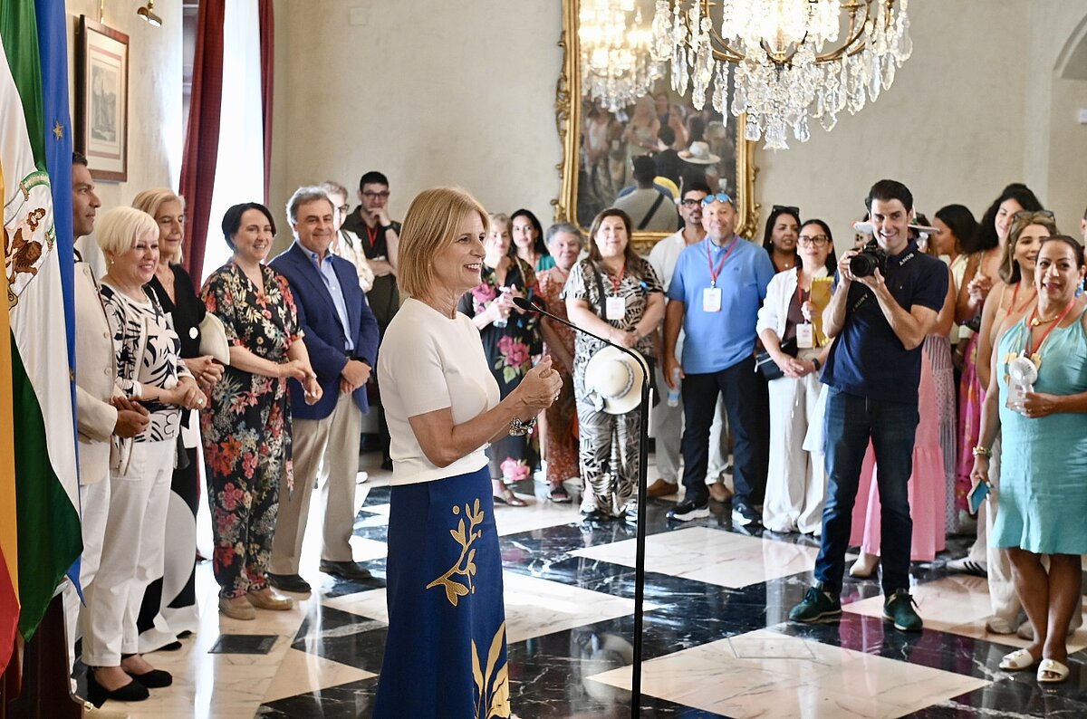 La alcaldesa recibe a más de medio centenar de empresarias y ...