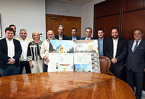 La alcaldesa junto a los representantes de la agrupación y el proyecto de la parroquia