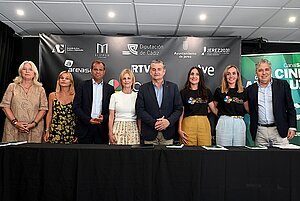 La alcaldesa apoya la firma del convenio del Festival con Acento