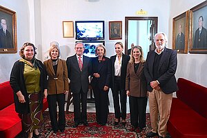 La alcaldesa felicita a Elena Aguilar por su ingreso en la Real Academia de San Dionisio