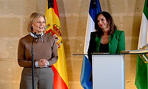 La alcaldesa y la consejera de Fomento presentan el proyecto de la A-2004