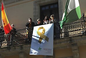 Lazo dorado en apoyo al cáncer infantil