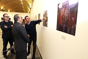 El delegado de Cultura durante la visita a la exposición