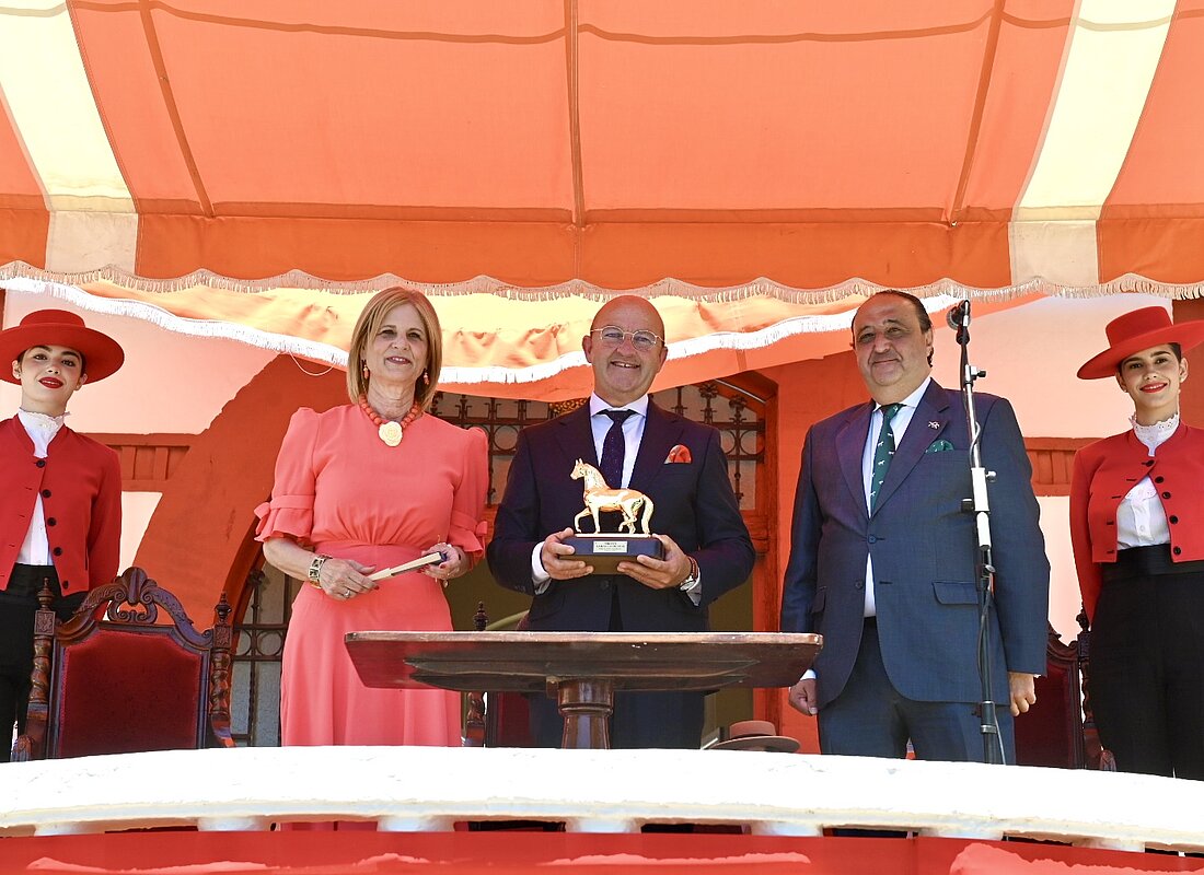 La alcaldesa preside el acto de entrega del Caballo de Oro 2024