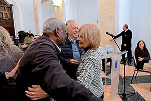 El Pleno aprueba la concesión de Hijo Adoptivo a los doctores Ángel León y Eddy Jean Paul