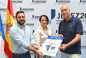 La delegada junto a los representantes de 2 de las asociaciones participantes en la iniciativa