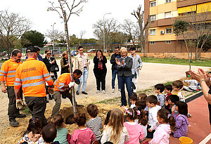 Archivo. Plantación de árboles en el CEIP Antonio Machado