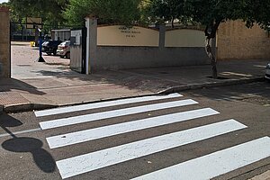 El Ayuntamiento ha empezado la campaña de repintado de pasos de peatones en el entorno de centros escolares