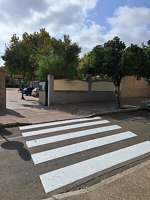 El Ayuntamiento ha empezado la campaña de repintado de pasos de peatones en el entorno de centros escolares