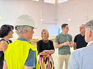 La alcaldesa visita las obras del polideportivo Kiko Narváez