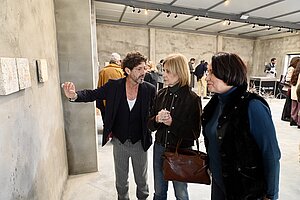 Alcaldesa asiste exposición Willi Márquez