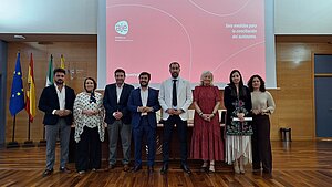 Ignacio Martínez y Nela García asisten a la presentación de AJE en el Campus