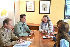 La delegada de Urbanismo firma la ocupación de la calle Cazòn 11
