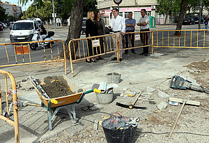 Los delegados durante la visita a las obras