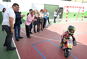La alcaldesa durante su visita al colegio