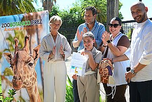 La delegada Carmen Pina ha asistido al acto de bautizo de la jirafa del Zoo