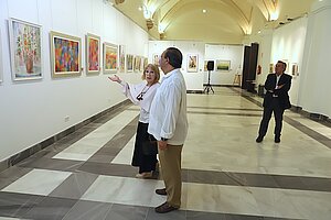 Francisco Zurita asiste a la inauguración de la exposición en Los Claustros