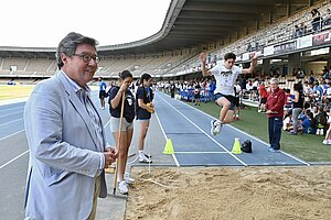 José Ángel Aparicio asiste a la final de la reunión de atletismo escolar