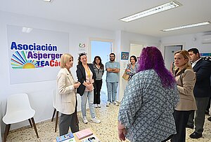 La alcaldesa ha visitado a la Asociación de Asperger