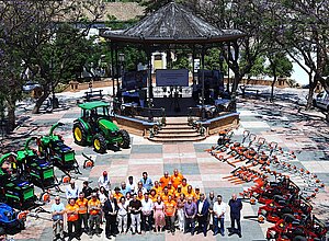 La alcaldesa presenta la nueva maquinaría de Parques y Jardines