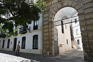 El Ayuntamiento otorga la licencia de rehabilitación del Claustro Chico a la Hermandad del Rocío