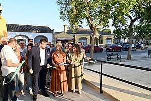 La alcaldesa y el alcalde de El Torno inauguran las obras de acondicionamiento de la plaza Artesanía