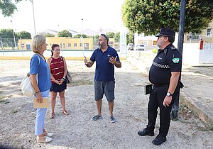 Carmen Pina visita el Pelirón y recoge las demandas de sus vecinos