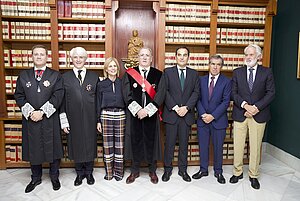 Alcaldesa asiste imposición medalla al decano del Colegio de Abogados