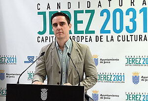 El teniente de alcaldesa durante la rueda de prensa