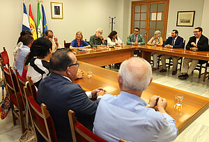 Alcaldesa se reúne con la hermandad de Santa Marta