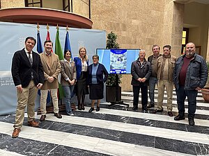 La delegada junto a los organizadores del evento