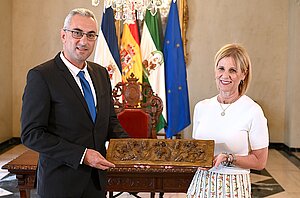 Alcaldesa ofrece una recepción al embajador de Chipre