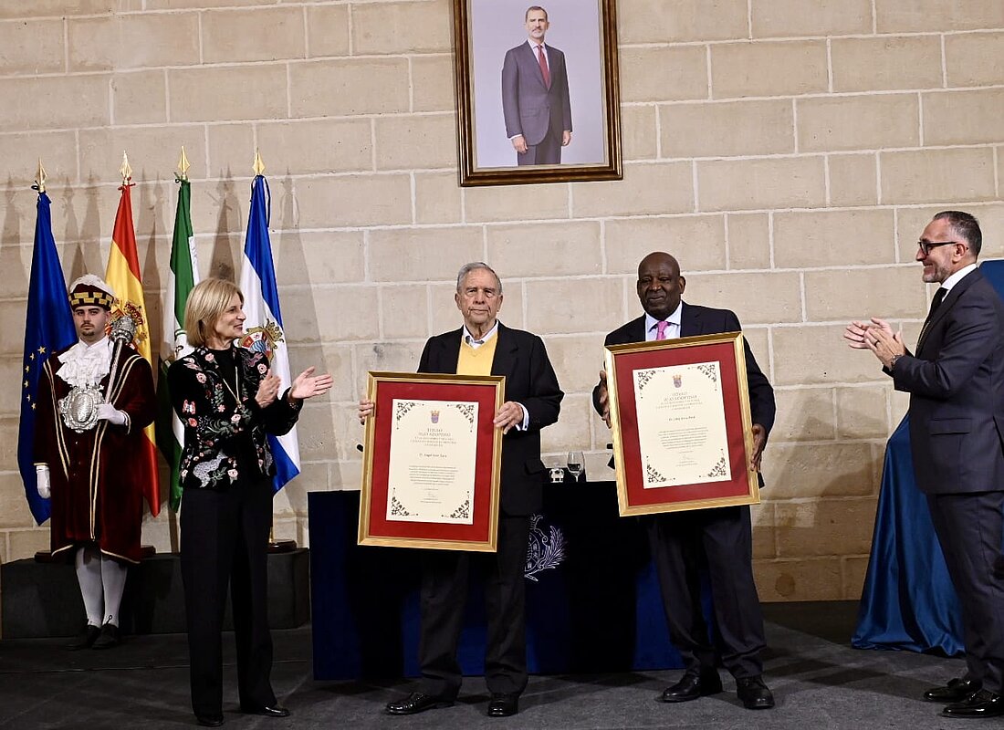 La alcaldesa preside el Pleno Solemne que nombra Hijos Adoptivos a los doctores Ángel León y Eddy Jean-Paul