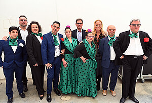 La delegada junto al cuadro flamenco