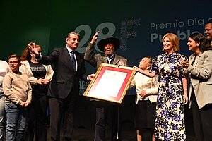 La alcaldesa durante la entrega de las distinciones