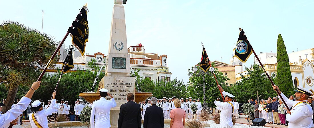 Jerez rinde homenaje al teniente de navío Juan Manuel Durán 
