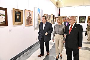 La alcaldesa inaugura la muestra de Paleta de Colores