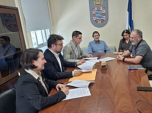 Jaime Espinar y Nela García firman convenio con Acoge