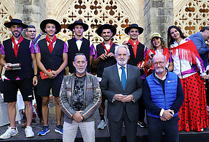 Agustín Muñoz con los pilotos en la International Games en Los Claustros de Santo Domingo