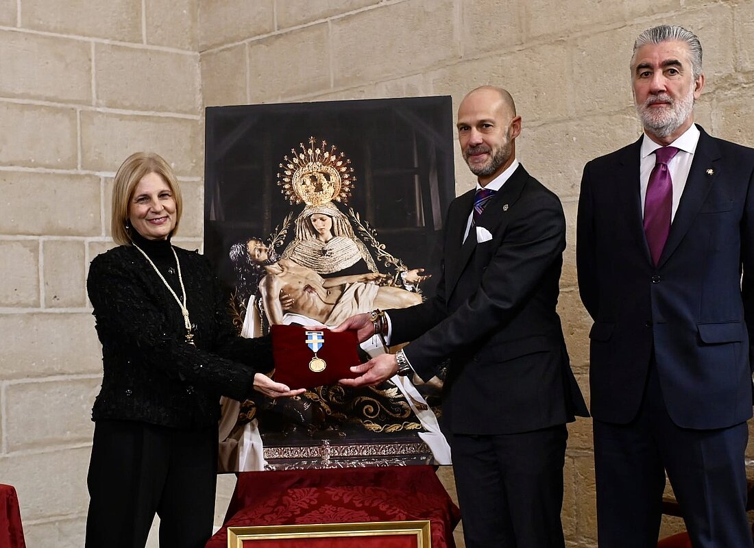 La alcaldesa preside el Pleno solemne de entrega de la Medalla de Oro a la Virgen de las Angustias