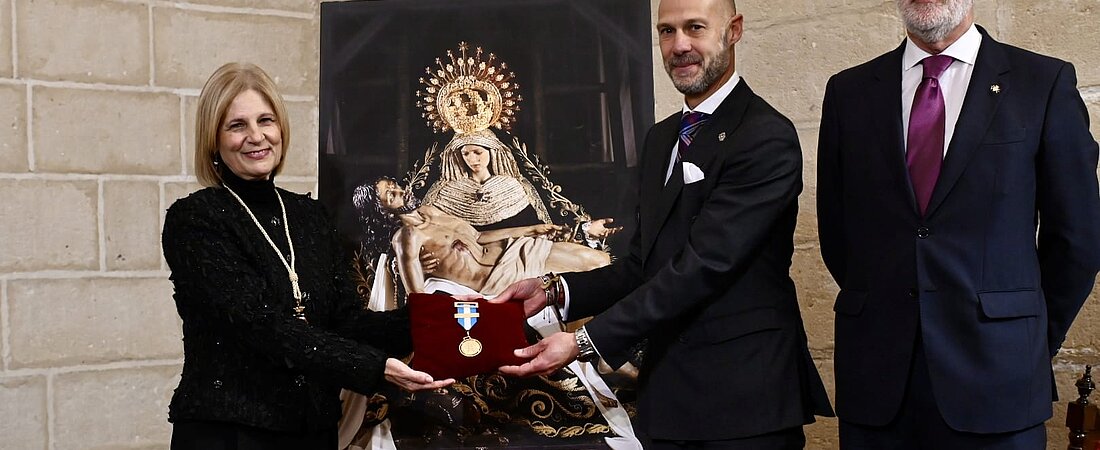 La alcaldesa preside el Pleno solemne de entrega de la Medalla de Oro a la Virgen de las Angustias