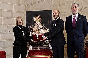 La alcaldesa preside el Pleno solemne de entrega de la Medalla de Oro a la Virgen de las Angustias