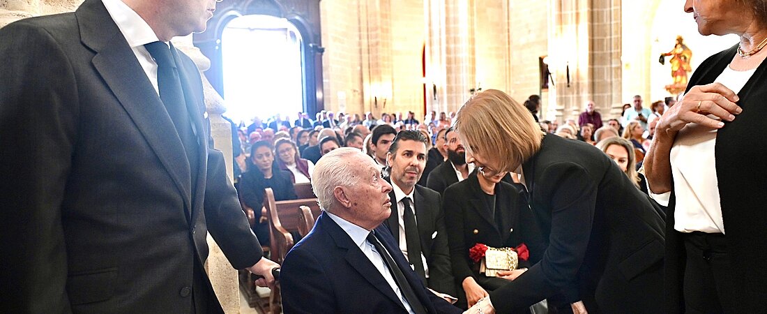 La alcaldesa asiste a la capilla ardiente y el funeral de Rafael de Paula