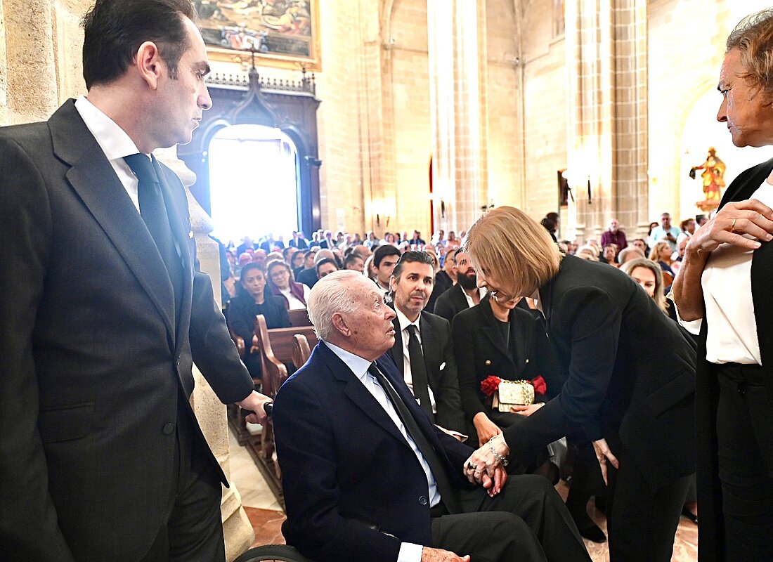 La alcaldesa asiste a la capilla ardiente y el funeral de Rafael de Paula