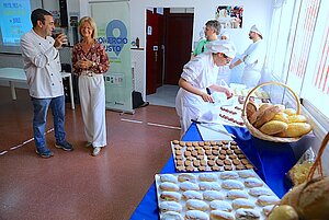 Carmen Pina participa en una actividad de comercio justo en el IES Asta Regia