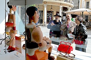 Nela García y paco Zurita visitan los escaparates que participan en la Muestra de Títeres