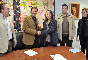 Un momento de la firma del convenio entre el Ayuntamiento y la Federación de Baloncesto