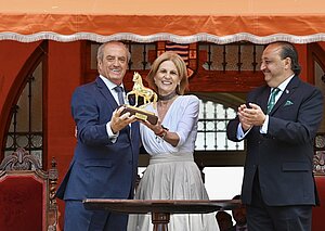 La alcaldesa ha entregado el Caballo de Oro 2025 a la Sociedad de Carreras de Caballos de Sanlúcar