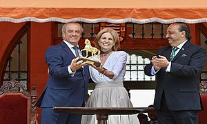 La alcaldesa ha entregado el Caballo de Oro 2025 a la Sociedad de Carreras de Caballos de Sanlúcar